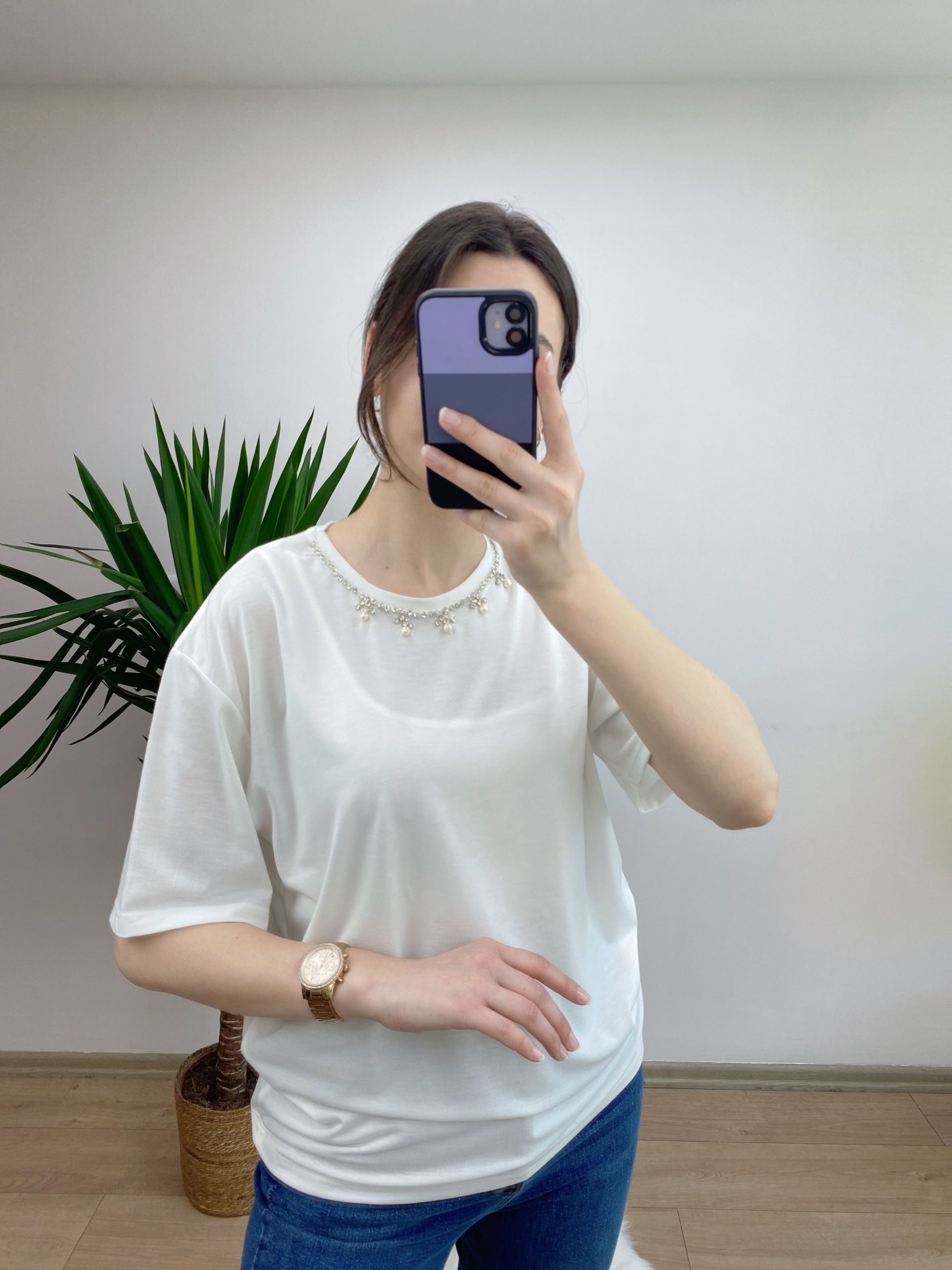 Beyaz Boynu Taşlı Marka Model T-shirt