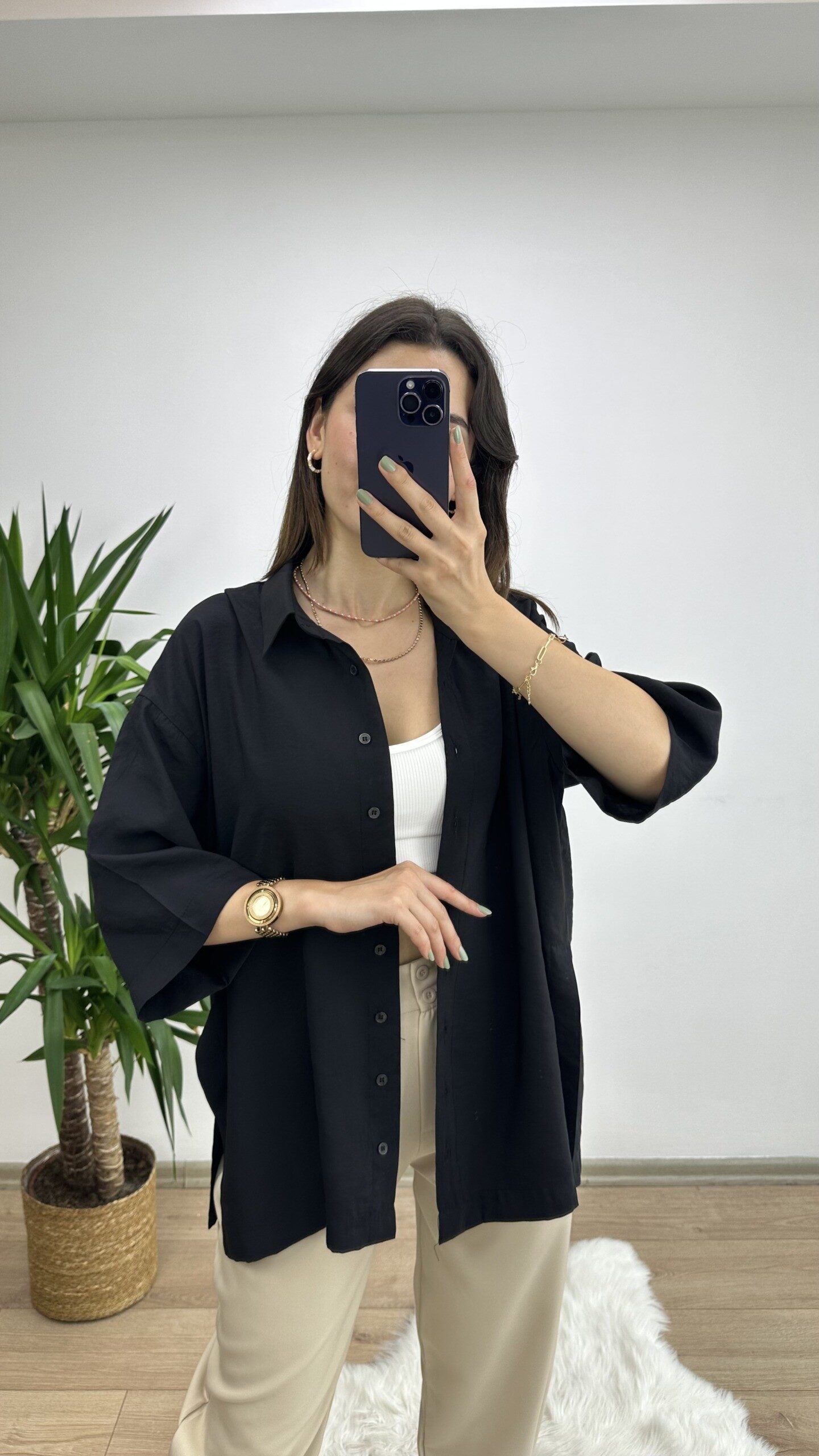Siyah Yanları Yırtmaçlı Oversize Gömlek - Görsel 3