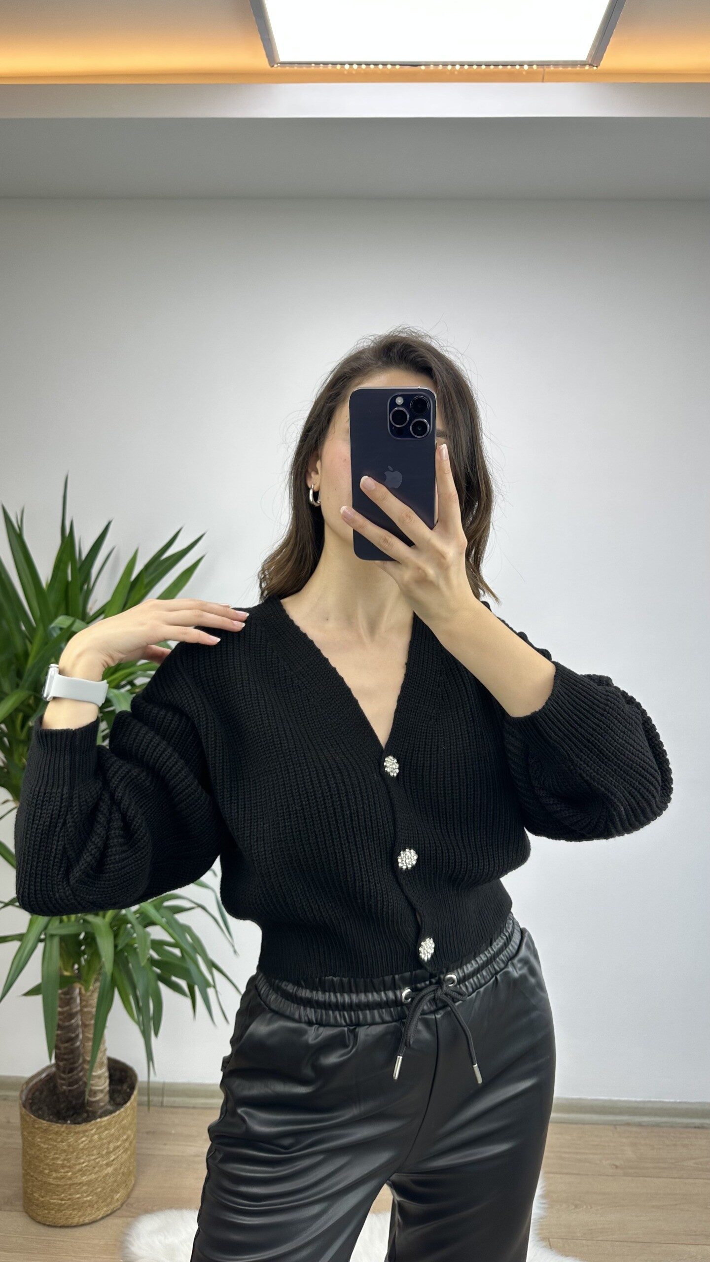 Siyah Taş Düğme Crop Hırka