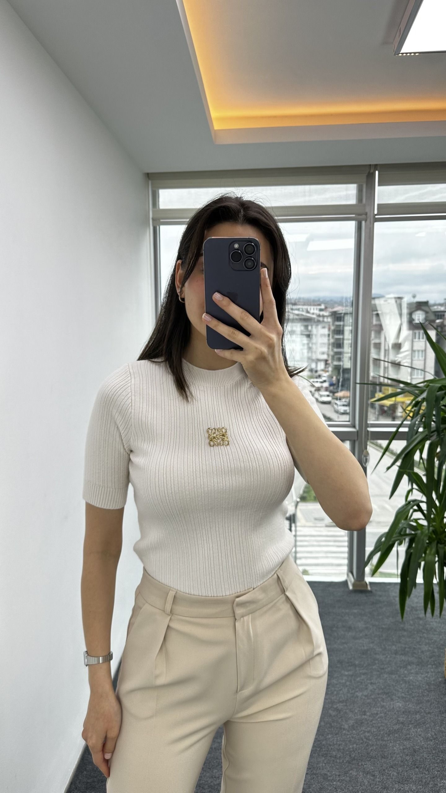 Ekru Marka Model Broşlu Triko - Görsel 4