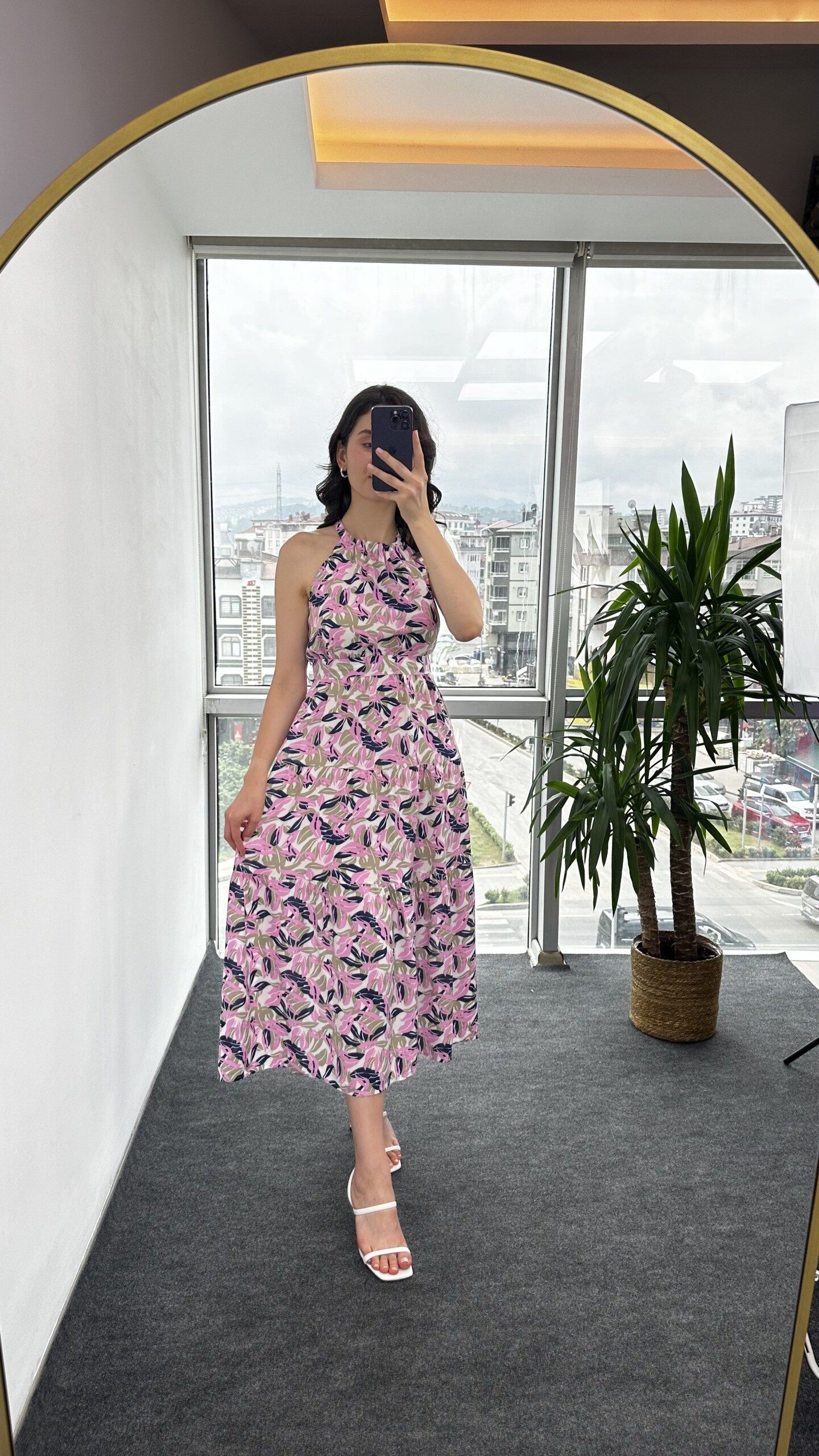 Pembe Desenli Halter Yaka Elbise - Görsel 4